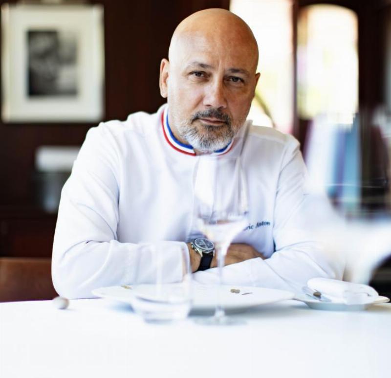 Dîner élégant dans un restaurant parisien après un concert à Notre-Dame de Paris en 2025
